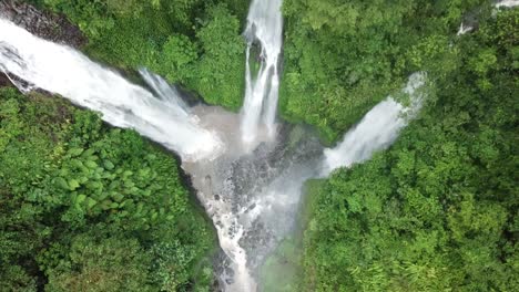 Wunderschöne-Landschaft-Des-Wasserfalls-Im-Norden-Balis-Per-Drohne