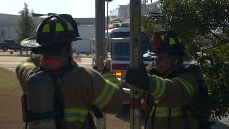 Firefighters-set-up-a-rescue-ladder-for-first-response-at-a-building