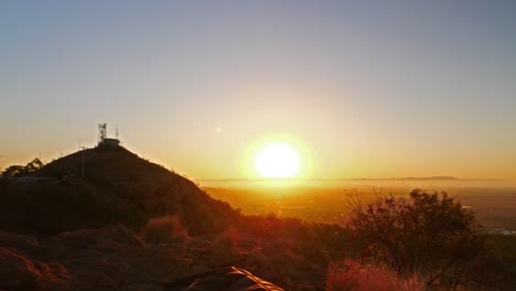 Ein-Mann-Sitzt-Und-Fotografiert-Den-Sonnenuntergang-Auf-Dem-Gipfel-Des-Berges