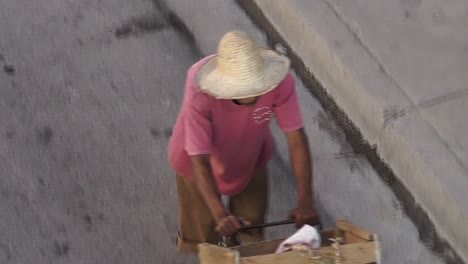 Ein-Kubanischer-Bauer-Schiebt-Seinen-Verkaufswagen-Eine-Stadtstraße-In-Santiago-De-Cuba-Hinauf,-Um-Obst-Und-Gemüse-Zu-Verkaufen