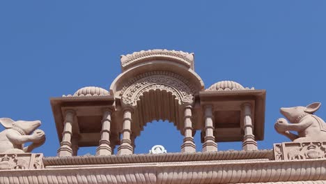 La-Puerta-De-Entrada-Del-Templo-Artístico-Con-Cielo-Brillante-En-La-Mañana-Desde-Un-Video-De-ángulo-Plano-Se-Toma-En-Ratanada-Jodhpur-Rajasthan-India-El-14-De-Noviembre-De-2022
