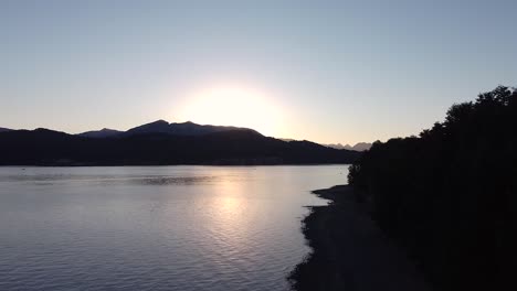 Langsame-Luftaufnahme-Vom-See-Nauhuel-Huapi-Bei-Sonnenuntergang-In-Villa-La-Angostura,-Patagonien,-Argentinien