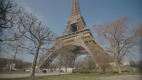 Panoramaaufnahme-Des-Schönen-Und-Berühmten-Eiffelturms-An-Einem-Sonnigen-Tag-Mit-Blauem-Himmel