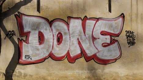 Graffiti-Mit-„Fertig“-Meldung-An-Der-Wand