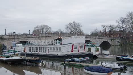 Zeitraffer-Der-Boote-An-Der-Richmond-Bridge