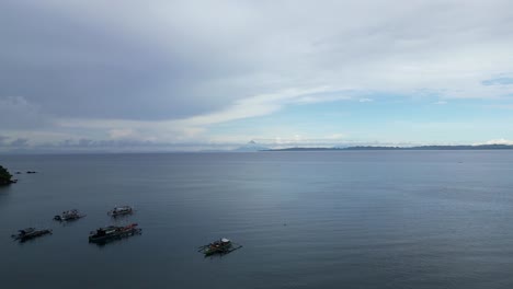 Filmische-Luftaufnahme-Von-Auslegerbooten-Am-Strand-Von-Bato-Town,-Philippinen