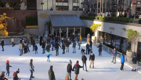Crowd-Enjoying-Ice-Skating-At-Rockefeller-Center-Skating-Rink-In-New-York-City,-USA