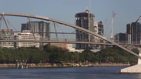 Gente-Cruzando-El-Puente-De-Buena-Voluntad-En-Brisbane-Con-Southbank-Al-Fondo