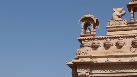 Künstlerisches-Tempeleingangstor-Mit-Hellem-Himmel-Am-Morgen-Aus-Flachem-Winkel.-Das-Video-Wurde-Am-14.-November-2022-In-Ratanada,-Jodhpur,-Rajasthan,-Indien,-Aufgenommen