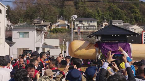 Eine-Menge-Japaner-Feiert-Das-Hounensai-Matsuri-Fest-In-Aichi