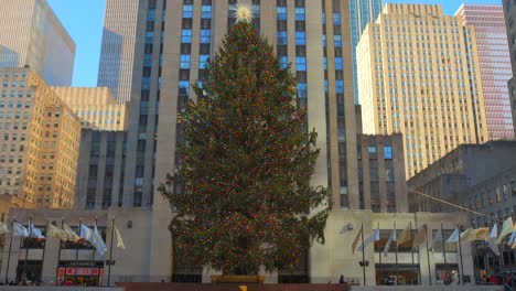 Rockefeller-Center-Giant-Christmas-Tree-In-Midtown-Manhattan,-New-York-City,-USA