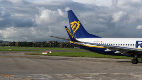 Ryanair-Boeing-taxiing-to-the-main-runaway-before-take-off,-Napoli,-Italy