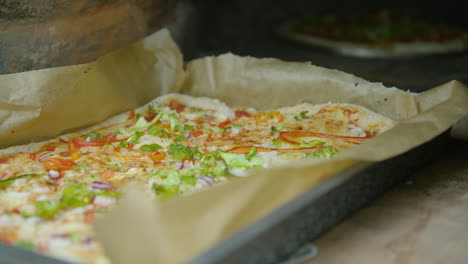 Tirando-Deliciosa-Pizza-Casera-Del-Horno-De-Ladrillo,-Primer-Plano,-60fps
