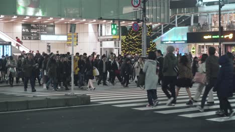 Gente-Cruzando-En-El-Cruce-De-Peatones-En-Shinjuku-Por-La-Noche-En-Tokio,-Japón