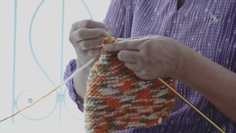 Detail-of-the-hands-of-an-elderly-person-crocheting