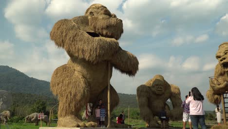 Enorme-Escultura-De-Paja-King-Kong-En-El-Parque-De-Esculturas-De-Paja-En-Chiang-Mai,-Tailandia