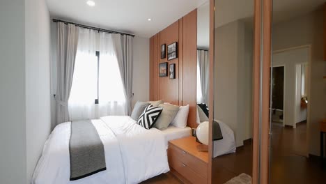 Stilvolle-Schwarz-weiße-Schlafzimmerdekoration-Mit-Doppelbett
