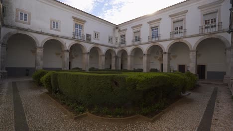Mittelgarten-Im-Rathaus-Von-Estremoz-In-Alentejo,-Portugal