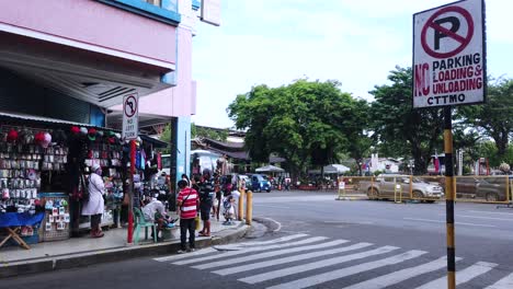 Davao-Stadtverkäufer-Auf-Der-Straße-Mit-Schildern-Und-Zebra,-Das-Auf-Der-Straße-Kreuzt