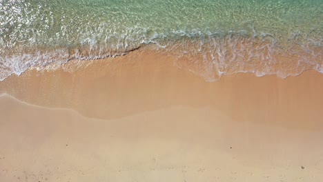 Ruhiges-Ufer-Mit-Ruhigem,-Klarem-Meerwasser,-Das-Den-Weichen,-Feinen-Sand-Eines-Exotischen-Strandes-Unter-Der-Morgensonne-In-Bermuda-Wäscht