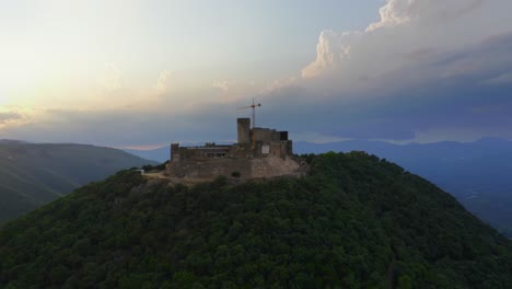 Luftaufnahme-Des-Klosters-Und-Der-Burg-Montsoriu,-Katalonien,-Spanien