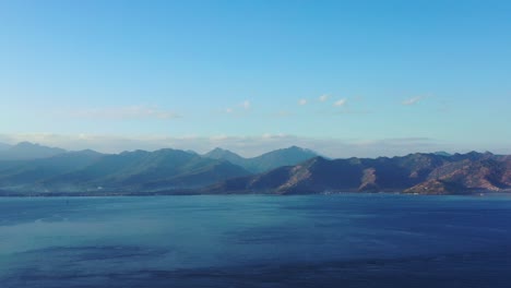 Friedliche,-Wunderschöne-Blautöne-Des-Weiten-Meeres-Und-Der-Hohen-Berge-Vulkanischer-Inseln-Unter-Dem-Nebligen-Morgenhimmel,-Indonesien