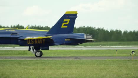 Boeing-FA-18-Hornets-Rollt-Im-Gänsemarsch-über-Eine-Landebahn