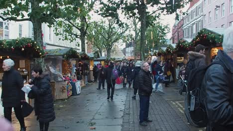 Weihnachtseinkäufer-Auf-Dem-Weihnachtsmarkt-In-Der-Stadt-York,-England