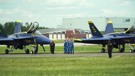 Piloten-Der-Blue-Angels-Marschieren-In-Formation,-Während-Sie-Sich-Ihrem-Boeing-F-18-Hornet-Flugzeug-Nähern-Und-Es-Betreten