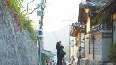 Touristen-Gehen-Und-Fotografieren-Das-Dorf-Bukchon-Hanoak-In-Seoul