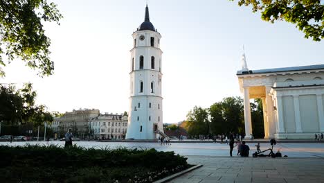 Gente-Caminando-En-La-Plaza-De-La-Catedral-De-Vilnius-En-Cámara-Lenta