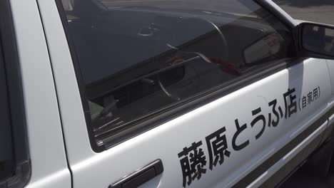 Bewegte-Aufnahme-Entlang-Der-Außenseite-Eines-Weißen-Toyota-AE86