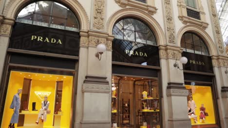 Prada-Luxusgeschäft-An-Der-Vorderfassade-Eines-Bogens-Mit-Blick-Nach-Oben-In-Die-Galleria-Vittorio-Emanuele-II-In-Mailand,-Italien
