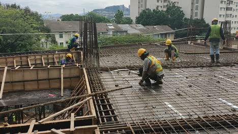 Trabajadores-De-La-Construcción-Instalando---Fabricando-Encofrados-De-Madera-Y-Barras-De-Refuerzo-En-El-Sitio-De-Construcción