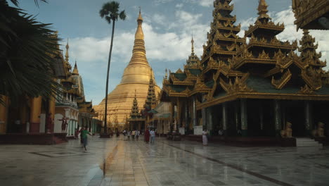 Shwedagon-Pagode-In-Yangon,-Myanmar-Wird-Von-Einheimischen-Und-Touristen-Gleichermaßen-Beströmt