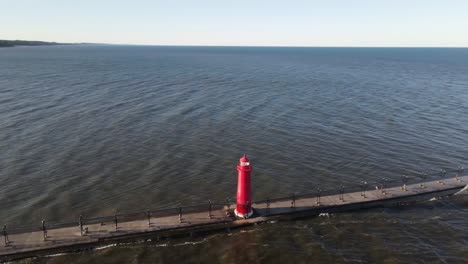 Grand-Haven,-Michigan-lighthouse-with-a-wide-circle-view