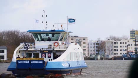 Ferry-Ijveer-Cruzando-El-Río-Ij-En-Amsterdam,-Día-Nublado