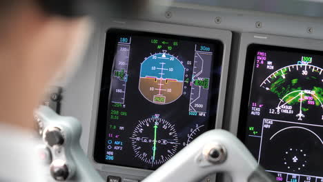 Piloto-Volando-Una-Aproximación-Ils,-Utilizando-El-Localizador-Como-Guía-Para-Alinear-La-Aeronave-Con-La-Pista-E-Interceptar-La-Senda-De-Planeo-Desde-Abajo---Primer-Plano