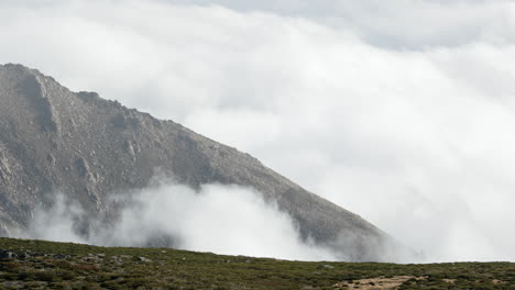 Weiße,-Flauschige-Wolken,-Die-Sich-Auf-Dem-Gipfel-Der-Serra-Da-Estrela-In-Portugal-Bewegen---Malerische-Aussicht---Nahaufnahme