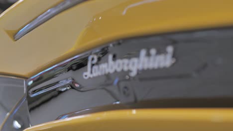 Signo-Del-Logotipo-De-Letras-Lamborghini-En-La-Parte-Trasera-Del-Coche-Deportivo-Amarillo,-Detalle-De-Cierre