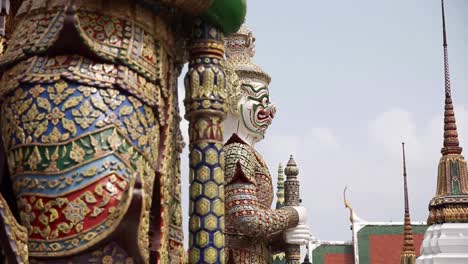 Statische-Aufnahme-Der-Krieger-Dämonen-Statuen-Im-Tempelkomplex-Wat-Phra-Kaew-Und-Im-Großen-Palast-In-Bangkok,-Thailand