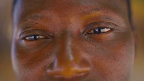 Nahaufnahme-Eines-Interviews-über-Die-Geschichte-Eines-Jungen-Afrikaners,-Der-Ernst-Blickt-Und-Die-Kamera-Anschaut.-Kopfaufnahme-Eines-Einheimischen-Dorfbewohners-In-Ghana-Mit-50-Bildern-Pro-Sekunde