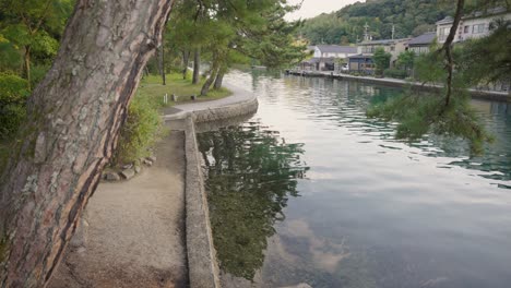 Tranquilo-Canal-Oceánico-En-Kyoto,-Japón.-Parque-Amanohashidate