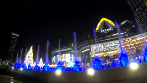 Dancing-Fountain-Show-In-Iconsiam,-Der-Längste-Wassertanz-In-Südostasien-Mit-Lichtfarbe-Und-Klang,-Ein-Neues-Globales-Wahrzeichen,-Iconsiams-Neuestes-Einkaufszentrum-In-Bangkok