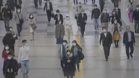 Viajeros-Con-Mascarilla-Dentro-De-La-Estación-Shinagawa-Durante-La-Pandemia-En-Tokio,-Japón