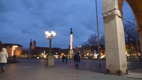 Pov-Caminando-Hacia-Hermosas-Luces-Navideñas,-Decoraciones-Y-Estatuas-Durante-El-Invierno-En-Schlossplatz-En-Stuttgart,-Alemania