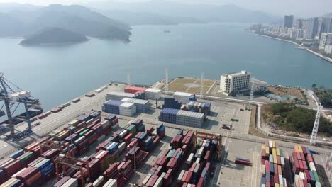 Shenzhen-Handelshafenterminal-Mit-Angedockten-Schiffen-Und-Containerwerft,-Luftbild