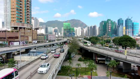 Hong-Kong-Downtown-Kowloon-Stadtgebiet,-Niedrige-Winkelluftaufnahme-Mit-Verkehr-Und-Wolkenkratzern-Der-Stadt