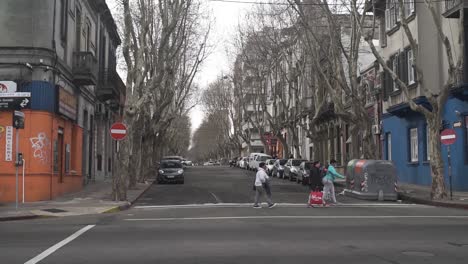 Slomo-Schwenk-Rechte-Aufnahme-Von-Menschen,-Die-Die-Straße-überqueren,-Montevideo