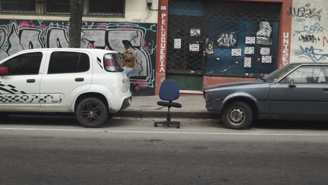 Slomo-Aufnahme-Eines-Stuhls,-Der-Platz-Für-Das-Parken-Eines-Autos-Auf-Der-Straße-In-Montevideo-Spart